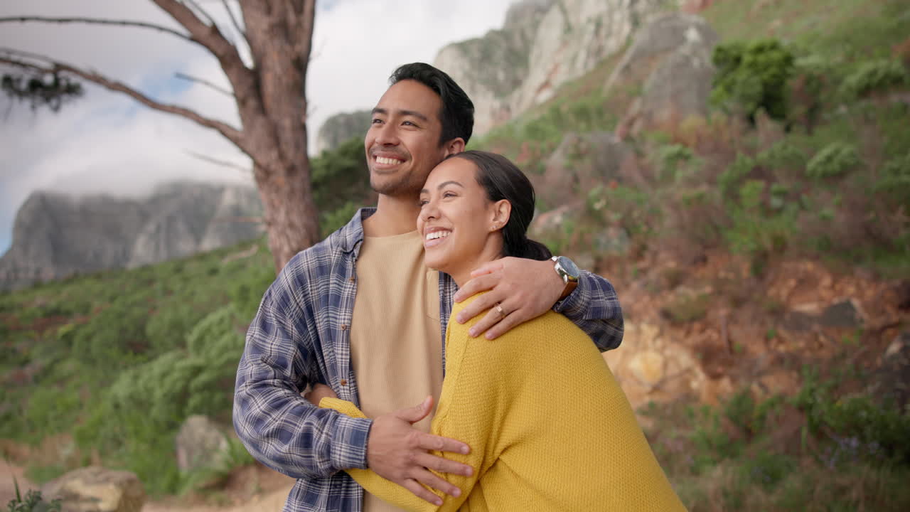 여행, 하이킹, 그리고 산에서 커플 포옹