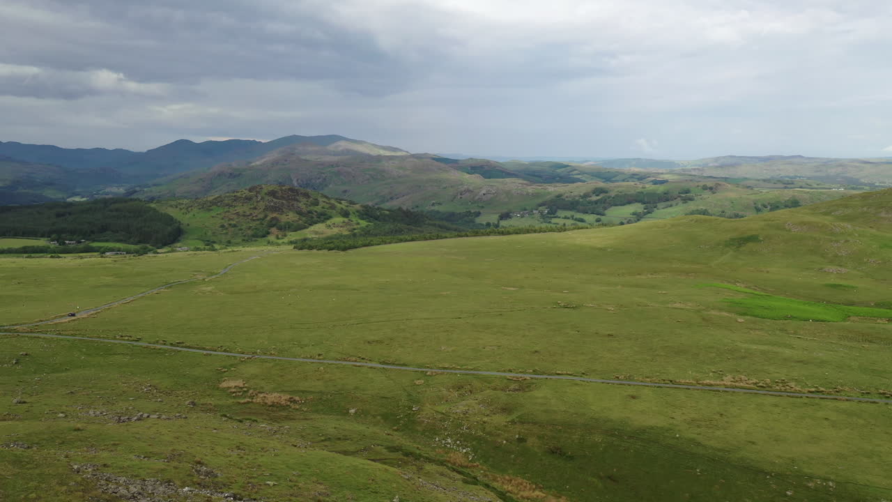 Ripresa aerea in discesa della campagna aperta nel Lake District