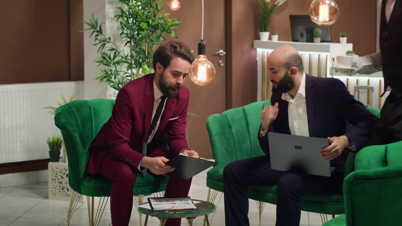 hombre de negocios se reúnen en el vestíbulo del hotel