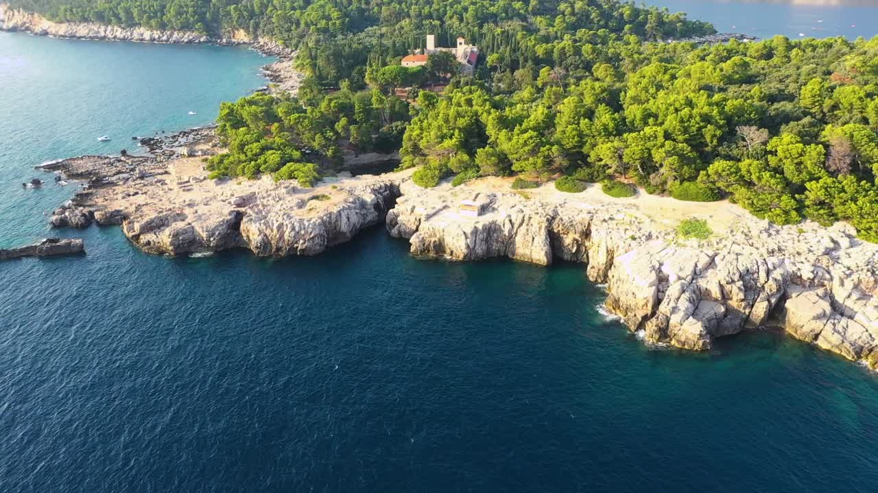 크로아티아 두브로브니크 로크룸 섬 해안의 조감도