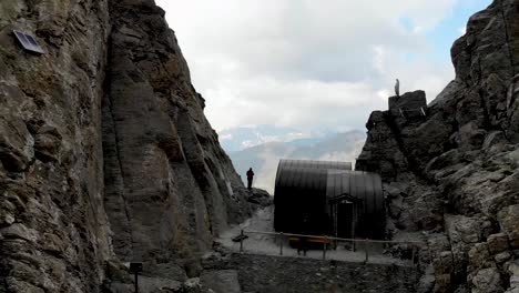 drones hacia atrás vuelan entre rocas en las montañas - ordesa