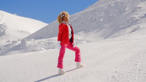 Schönes-Mädchen-Im-Ski-Outfit-Auf-Dem-Schnee