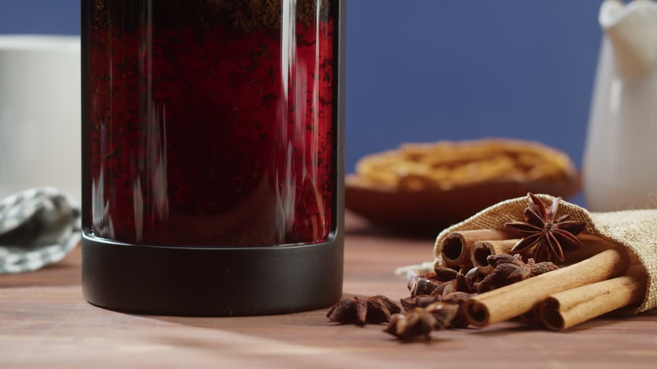 차 비에서 검은 차를 는 클로즈업. 파란색 배경에 뜨거운 허브 음료를 마시는 것