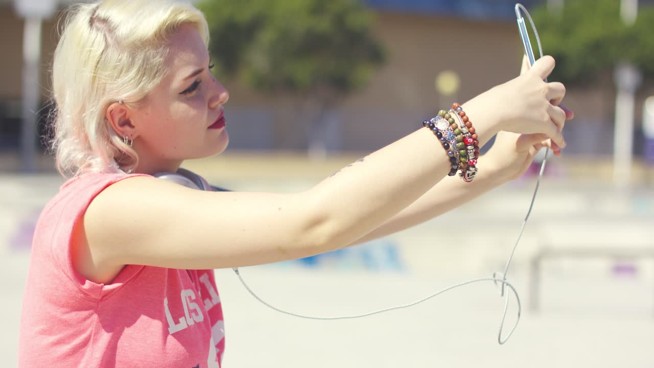 mujer joven muy de moda que toma un selfie