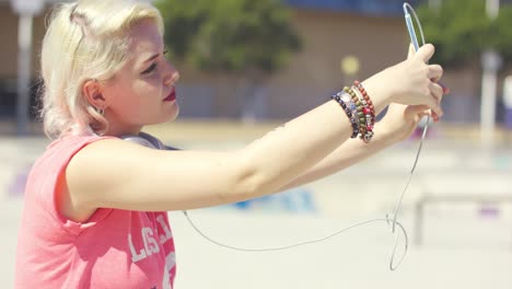 mujer joven muy de moda que toma un selfie