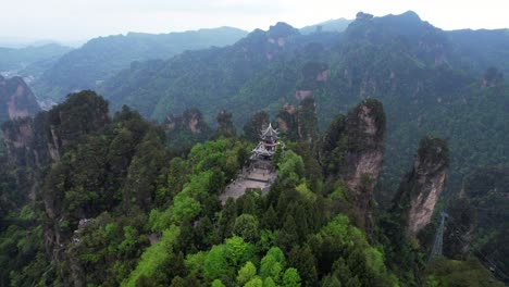 impresionante vista de la órbita aérea de la zona escénica de huangshizhai, el parque nacional de zhangjiajie