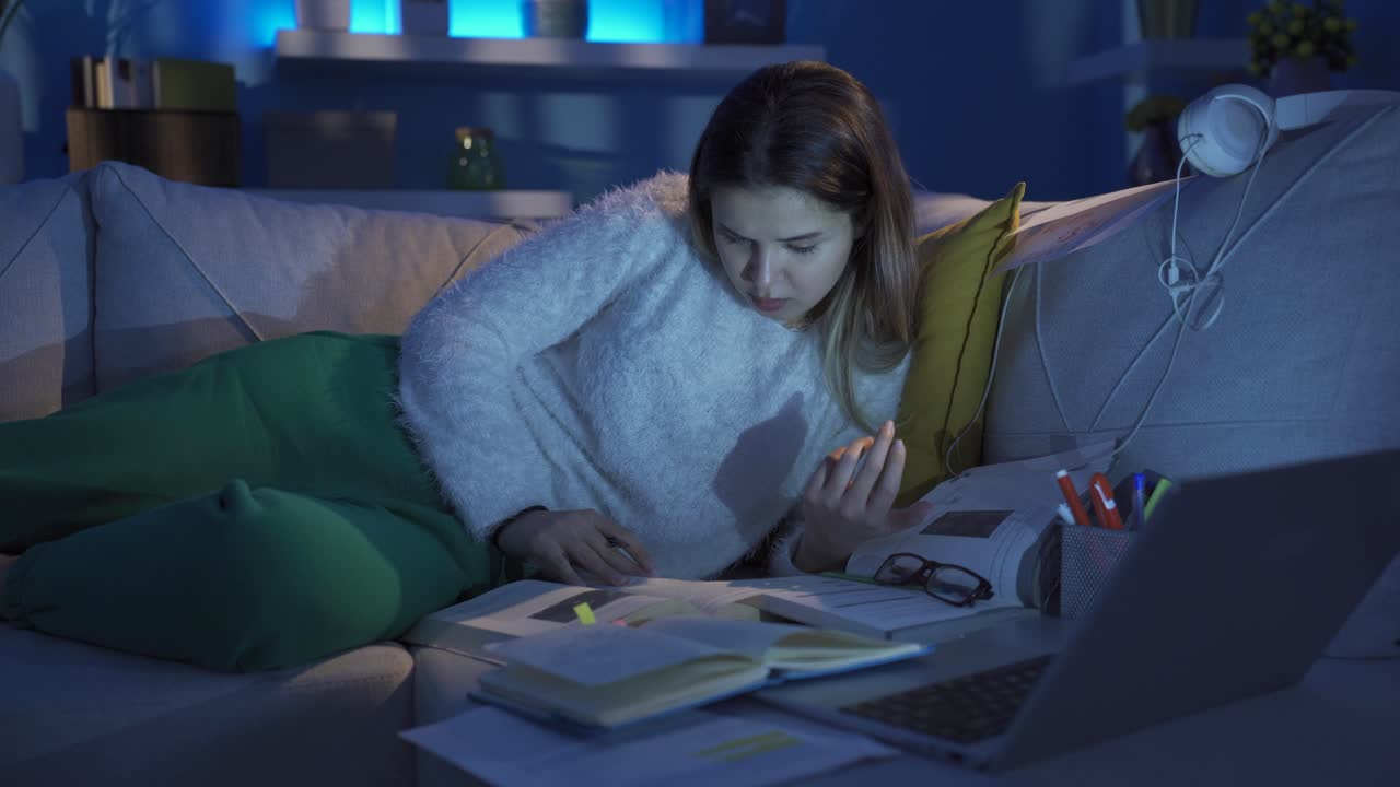밤에 공부하는 어린 소녀는 지루하고 지루해집니다.