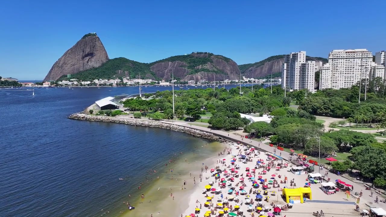Spiaggia di Flamengo a Rio De Janeiro, Brasile. Scenario del Pan di Zucchero. Quartiere del centro. Skyline della Baia di Guanabara. Spiaggia di Flamengo a Rio De Janeiro, Brasile. Bellissimo paesaggio.