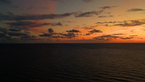 dramática puesta de sol en el mar