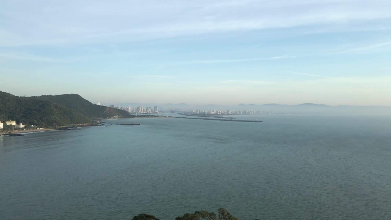 먼 브라질 도시가 있는 남미 해안선, 공중 돌리