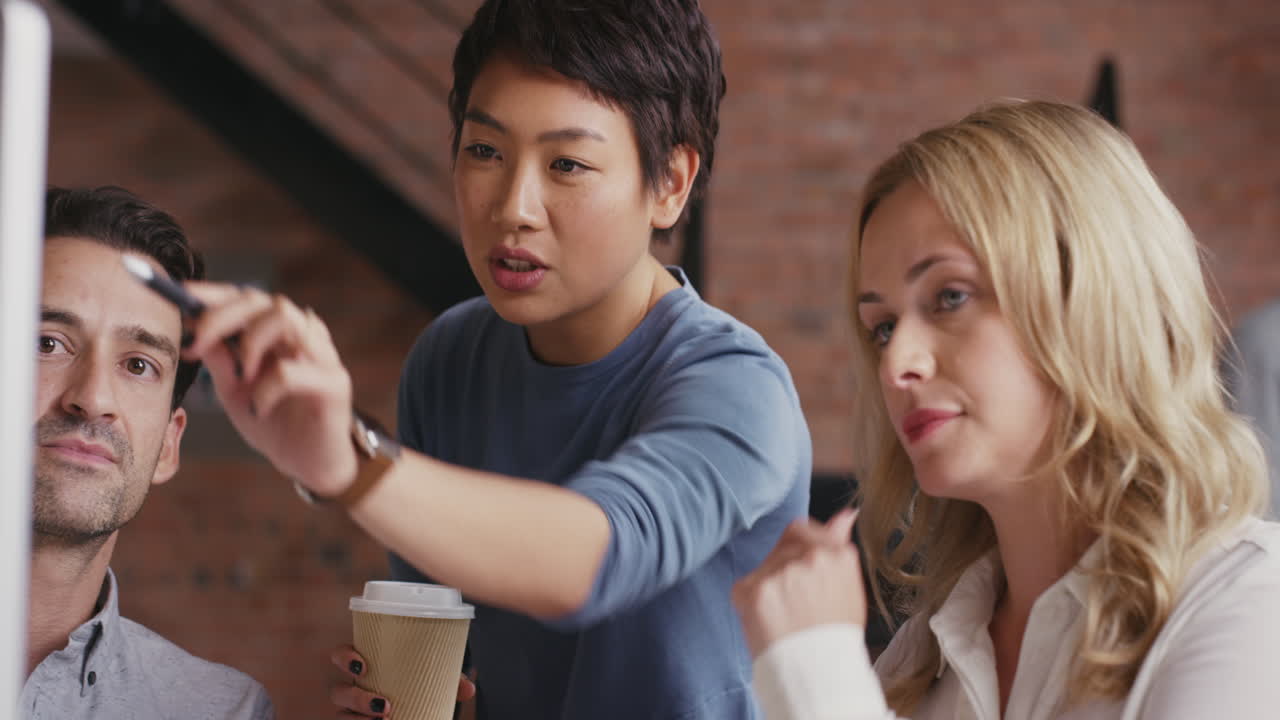 회의 에서 컴퓨터 를 사용하는 사업가 들 의 그룹