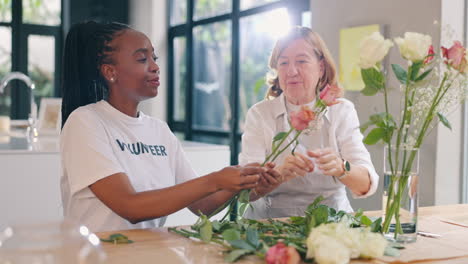 mujeres voluntarias arreglando flores