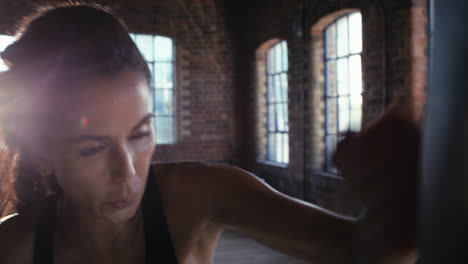 mujer fuerte y decidida boxeando durante su cardio