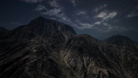 Montaña-Oscura-Con-Las-Nubes-Oscuras