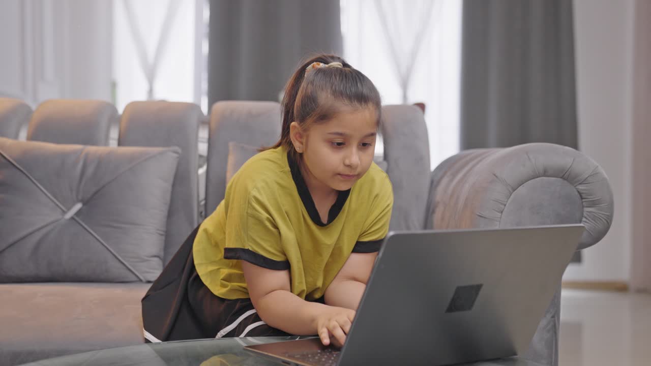 niña india inteligente usando una computadora portátil
