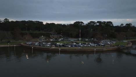 Vista-Aérea-Del-Muelle-Y-Parque-De-Fairhope-En-Alabama