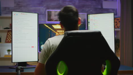 joven preparándose para una sesión de juego de disparos en línea