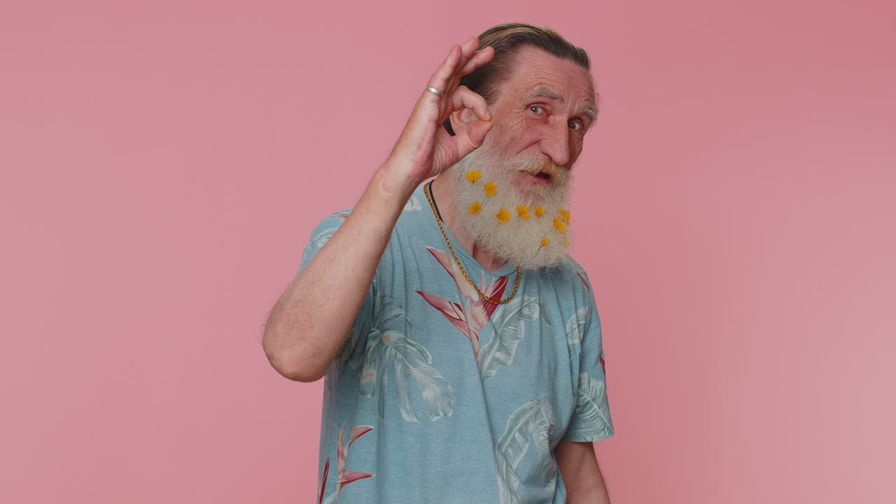 hombre mayor mirando con aprobación a la cámara mostrando ok gesto, como signo positivo, aprobar bueno