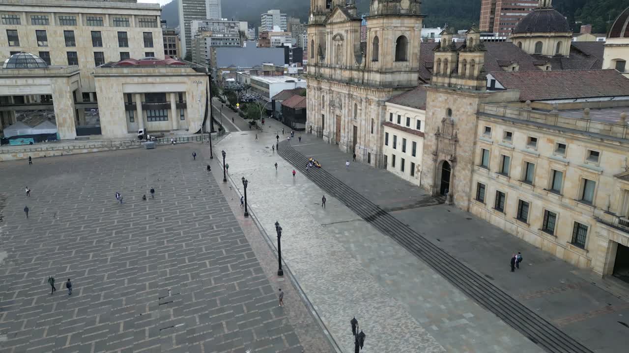 avión no tripulado vuela sobre la catedral primatial de bogotá colombia, fachada colonial, arquitectura, américa del sur