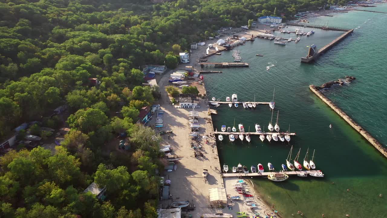 vista aérea de la marina y el paisaje costero