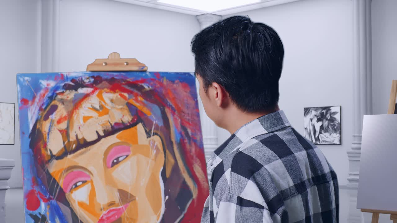 갤러리에서 오일 페인트와 으로 캔버스에 소녀를 그리는 동안 머리를 흔들고 두통을 는 아시아 남성 예술가의 가까운 뒷면