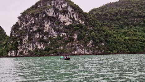 picos irregulares y un barco en el parque nacional de la bahía de ha long en el noreste de vietnam