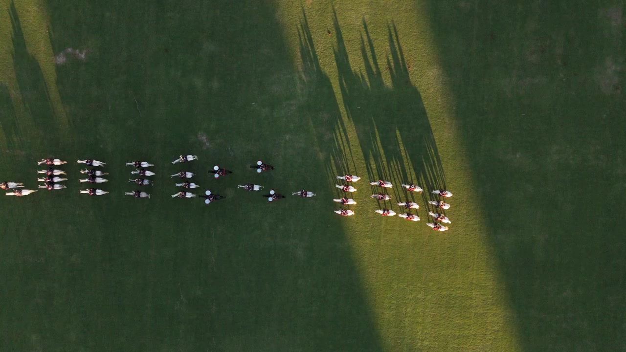 Kavaleritropper til hest danner rækker på en græsklædt mark ved Campo Argentino de Polo.