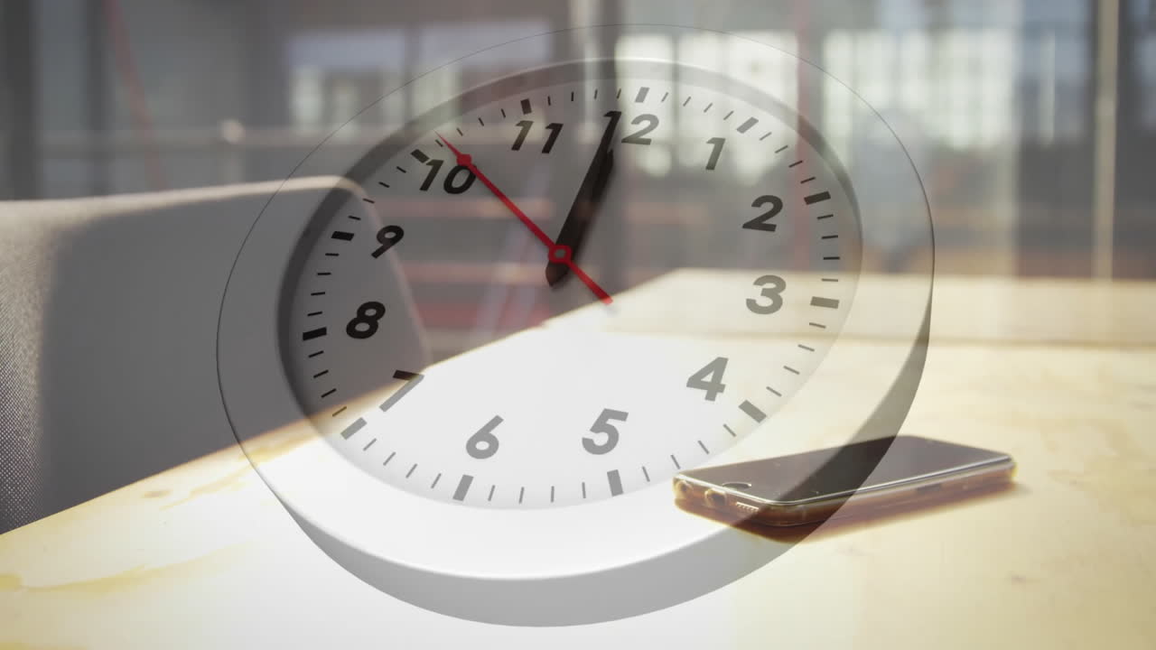 animación de reloj moviéndose sobre el teléfono inteligente en la mesa en la oficina