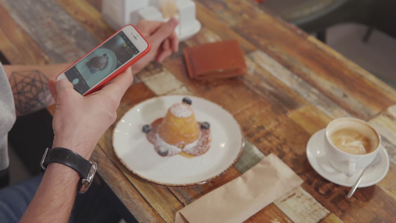 카페 에서 맛있는 디저트 의 사진 을 찍는 것