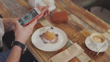 tomando una foto de un delicioso postre en un café