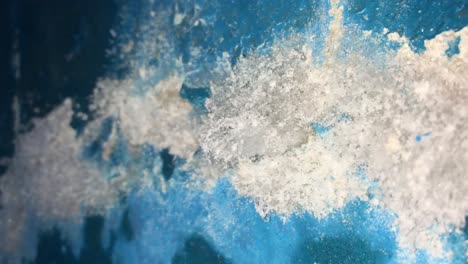 formación de cristales de salitre en una pared azul en una casa peruana