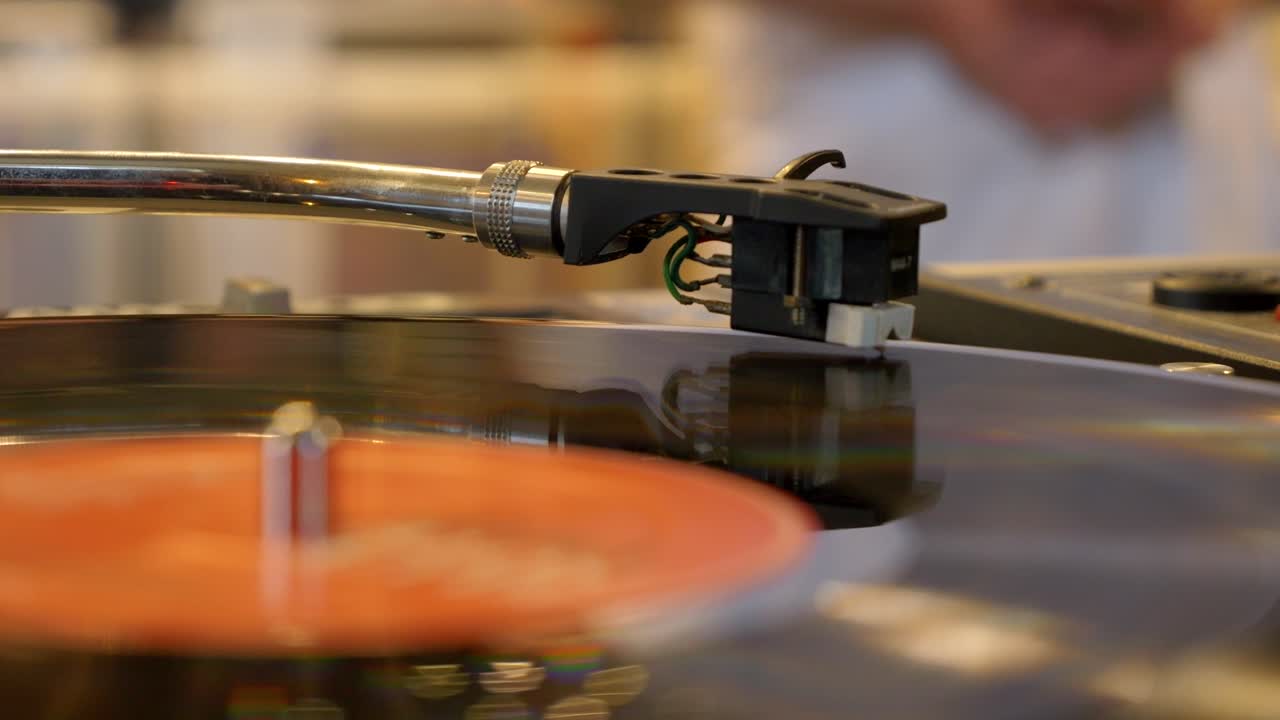 오래된 비닐 레코드 플레이어의 바늘이 레코드의 표면에 미끄러집니다.