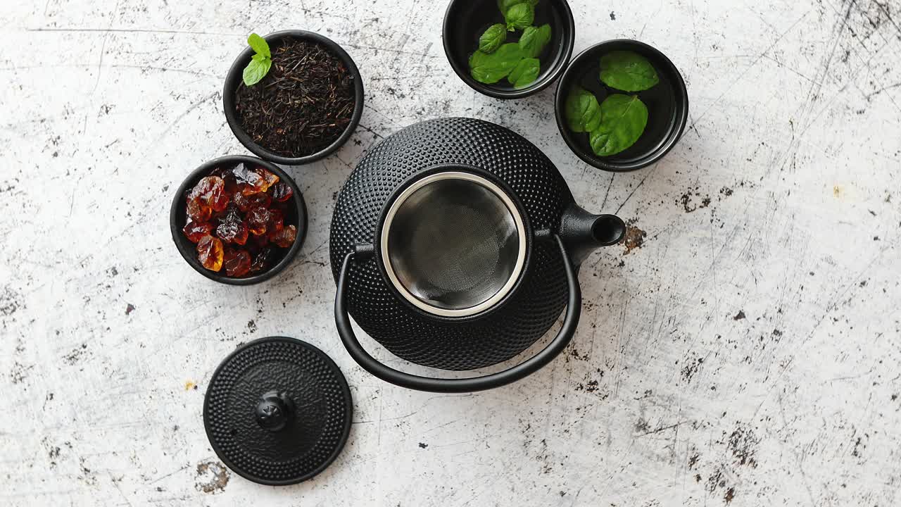 전통적인 동부 금속 주전자와 철 컵