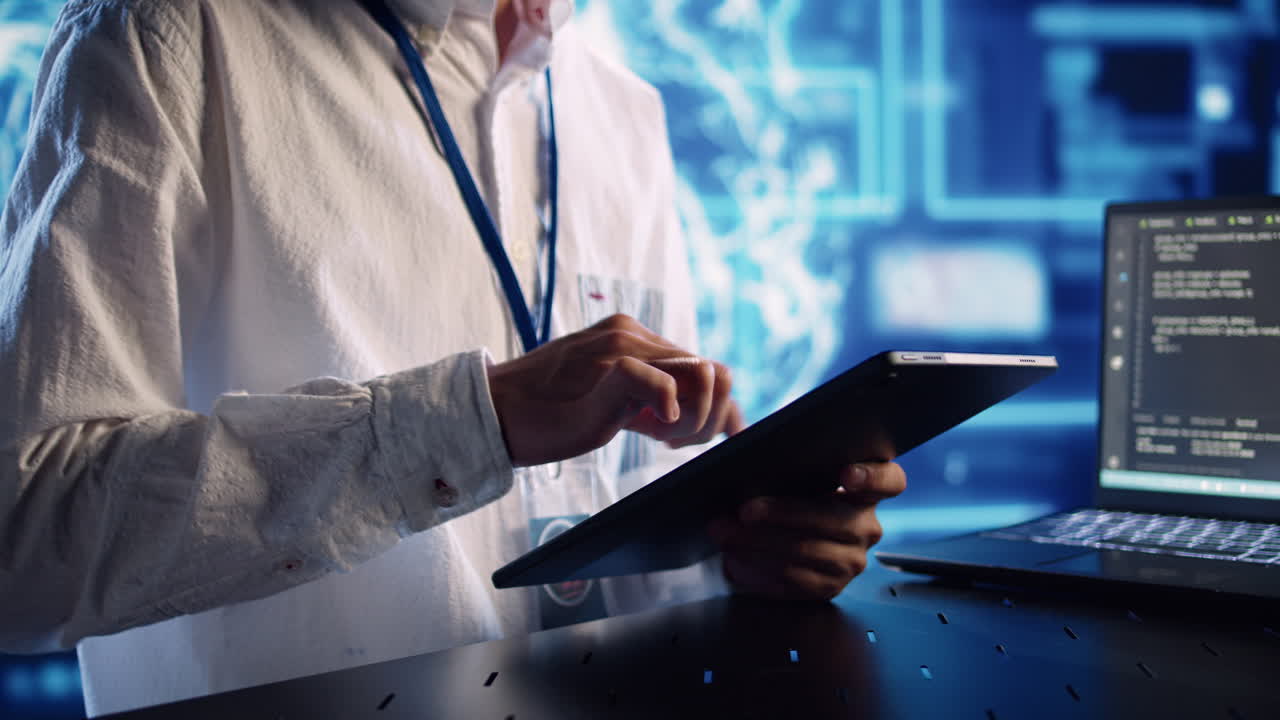 ingeniero ejecutando código en el centro de datos