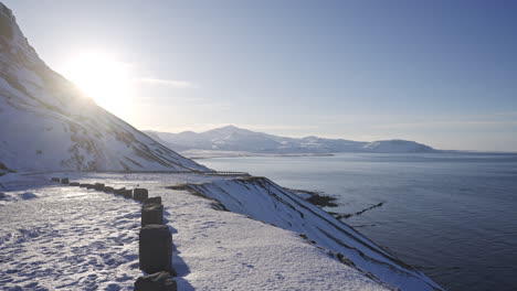 Islandia-Panorámica-Del-Paisaje-Nevado-De-Invierno-Con-Sol-Y-Vistas-Al-Mar-Y-A-Las-Montañas