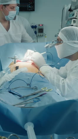 cardiólogo realiza cirugía cardíaca en la clínica. cirujano de cardiología con trabajo en equipo profesional en cirugía de bypass arterial en el hospital. cuidado del corazón