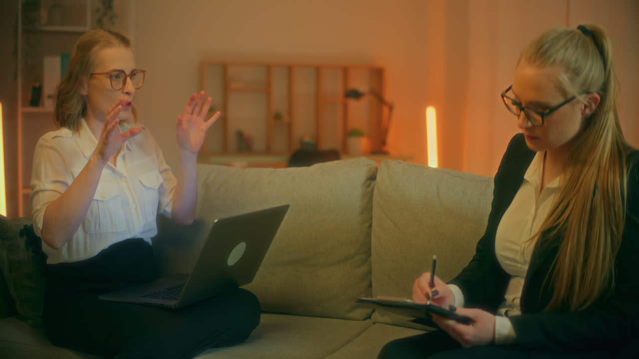 женщина-бизнес-коуч консультирует клиента по стратегии развития