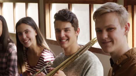músicos adolescentes ensayando
