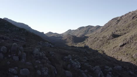 Itatiaia-national-park---revealing-aerial-shot-drone-goes-upwards,-revealing-mountain-valley