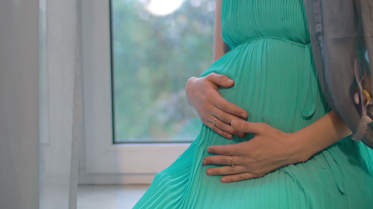 mujer embarazada abrazando el vientre