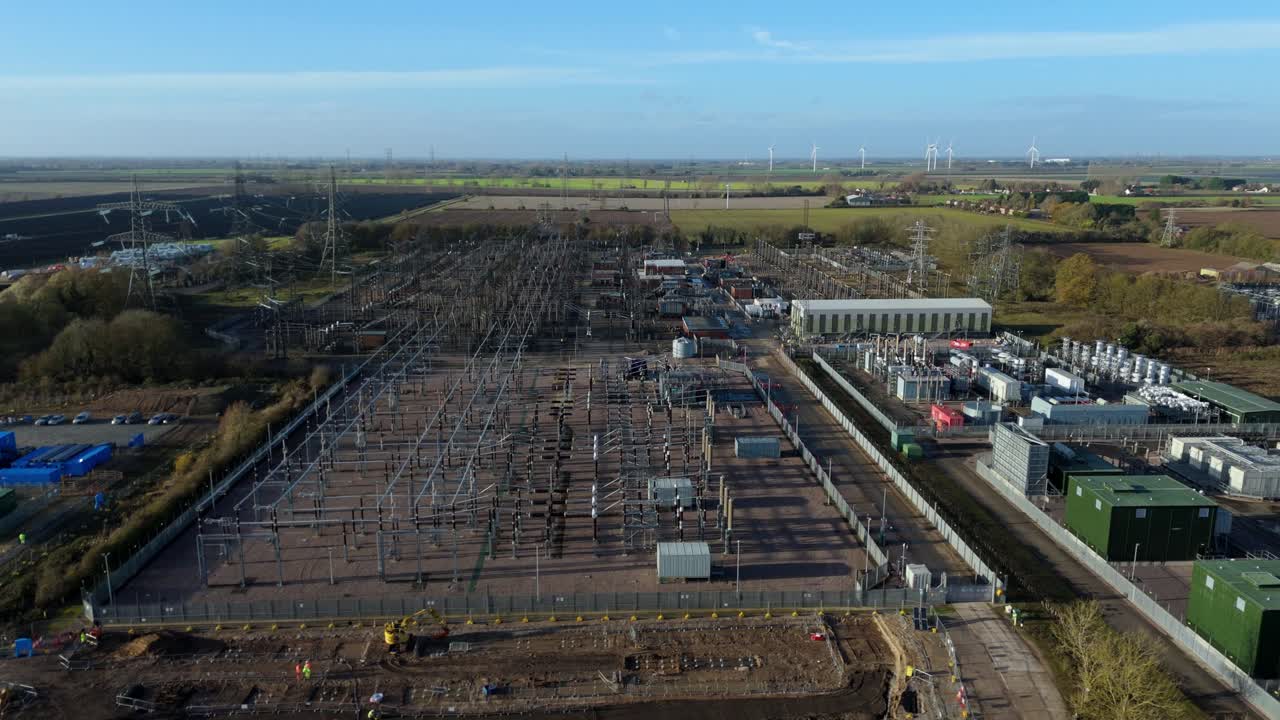 Panoramica con drone di un compensatore sincrono presso la sottostazione di Walpole, che mostra l'essenziale tecnologia di inerzia della rete per la rete di trasmissione del Regno Unito