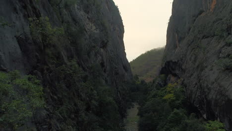 澳洲南西部邦戈尼亚国家公园 (bungonia national park) 的一个寒冷雾<unk>的冬天,一架无人机在大峡谷中飞行.