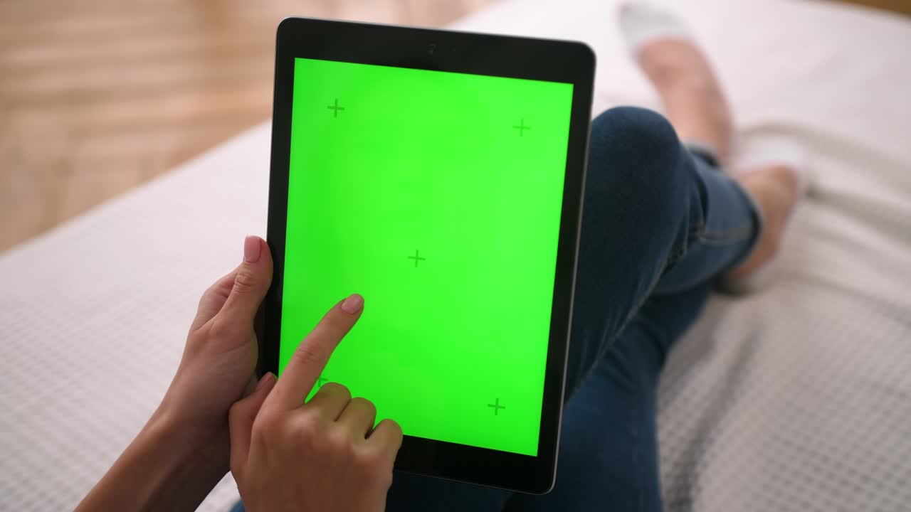 señora toca, desliza y zooma las pantallas verdes. tableta choma clave y maquillaje.