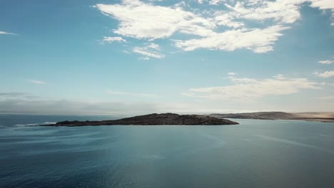 Die-Namibischen-Wüstendünen-Und-Der-Atlantik-Treffen-Aufeinander,-Skelettküste,-Südliches-Afrika-Namibia,-Lüderitz-Stadt-Haifischinsel-Luftaufnahme