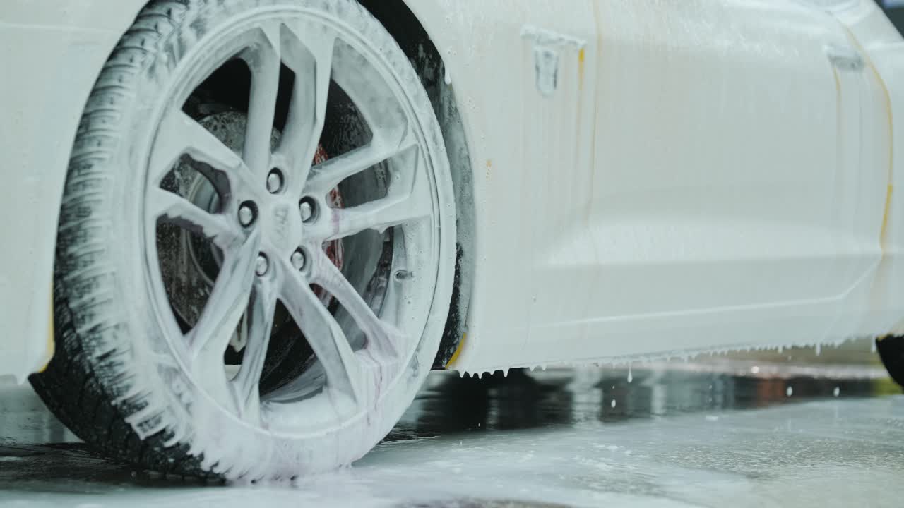 Dettagli auto professionali: lavaggio, rivestimento in ceramica e pulizia interni