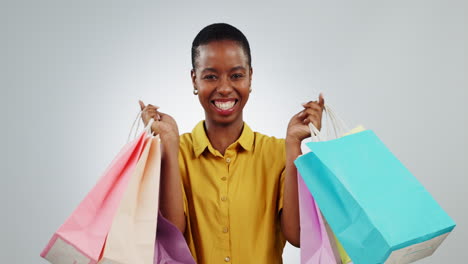 Emocionado,-Bolsa-De-Compras-Y-Mujer-Negra-Con-Sonrisa