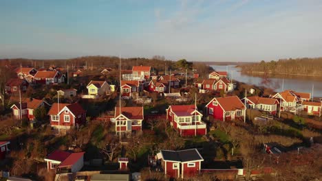 luftaufnahme malerischer hütten im sommerparadies brandaholm in karlskrona, schweden-3