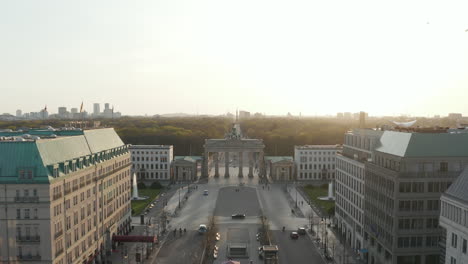 Antena:-Brandenburger-Tor-Con-Casi-Ninguna-Gente-En-Berlín,-Alemania-Debido-A-La-Pandemia-De-Coronavirus-Covid-19-En-La-Hermosa-Luz-Del-Atardecer