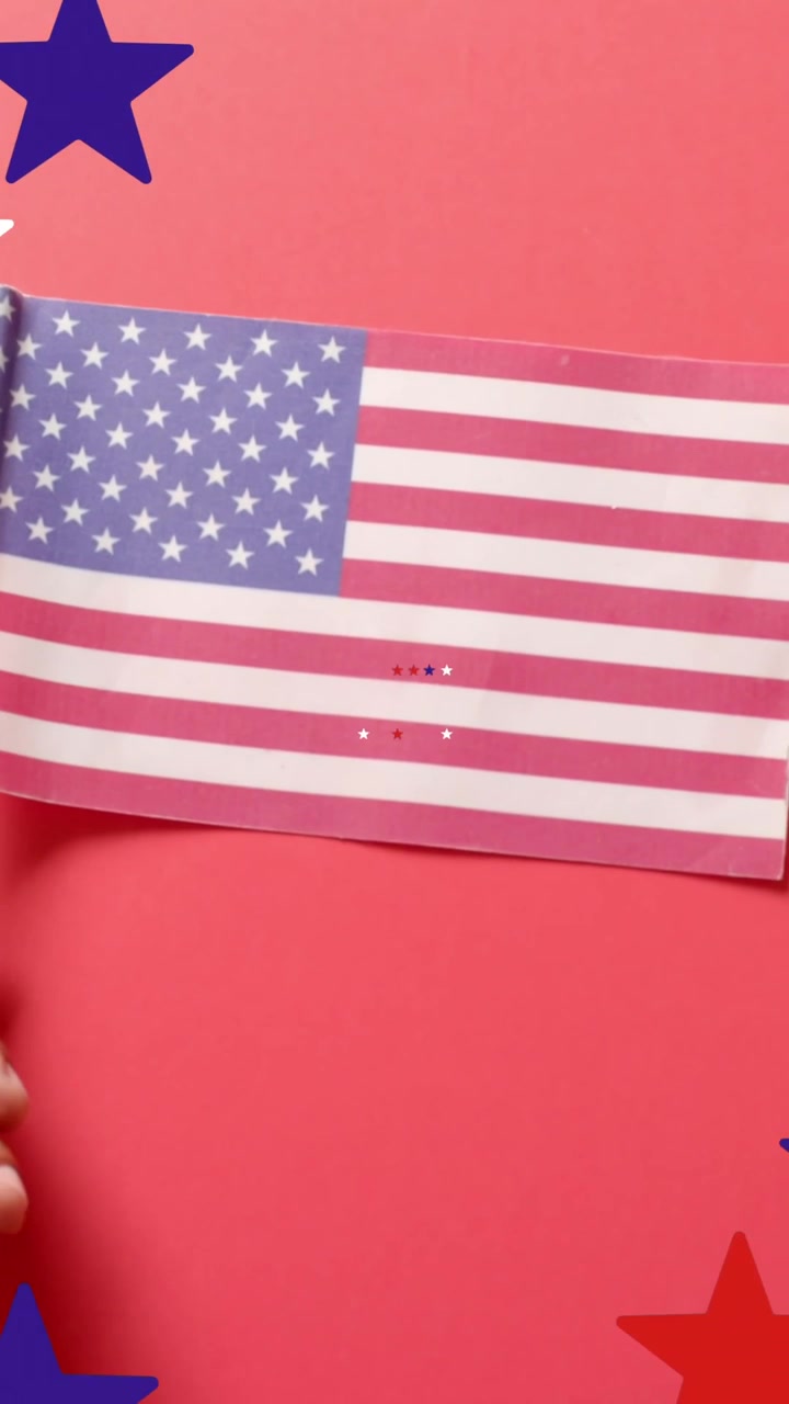 Animazione di stelle che cadono sopra una mano che tiene la bandiera degli Stati Uniti d'America su sfondo rosso
