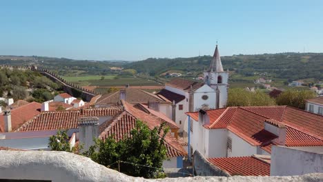 vista panorámica de la histórica y medieval ciudad de óbidos, portugal, en un soleado día de otoño